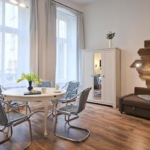 Quiet Courtyard Apartment